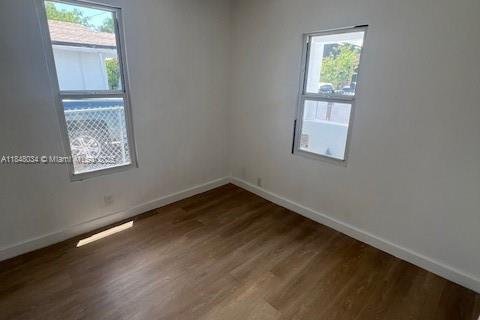 House in Miami, Florida 4 bedrooms, 125.23 sq.m. № 1849281 - photo 11