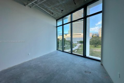 Commercial property in Aventura, Florida № 1985135 - photo 14