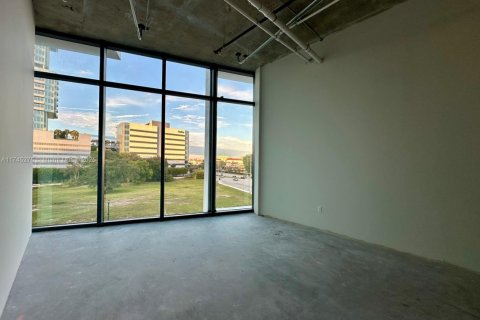 Commercial property in Aventura, Florida № 1985135 - photo 13