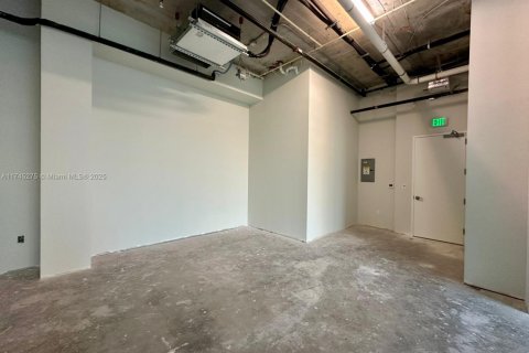 Commercial property in Aventura, Florida № 1985135 - photo 11