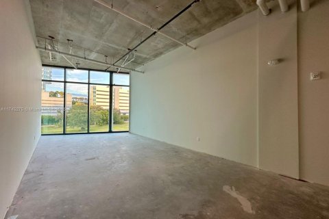 Commercial property in Aventura, Florida № 1985135 - photo 16