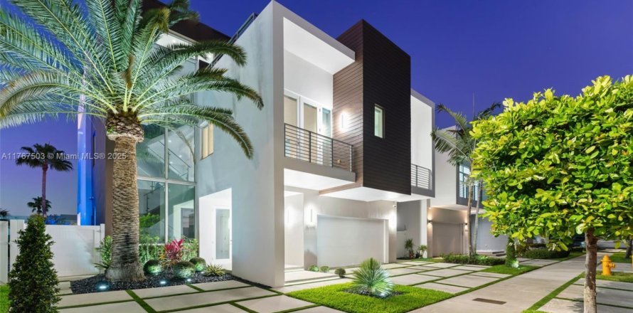 House in Doral, Florida 5 bedrooms, 347.18 sq.m. № 1863243