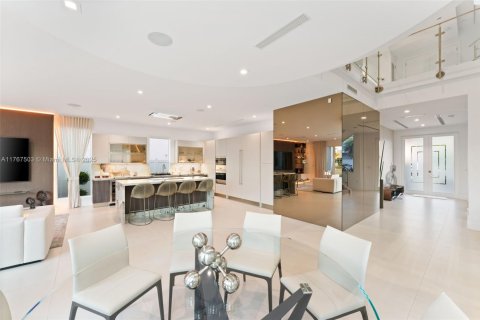 House in Doral, Florida 5 bedrooms, 347.18 sq.m. № 1863243 - photo 8