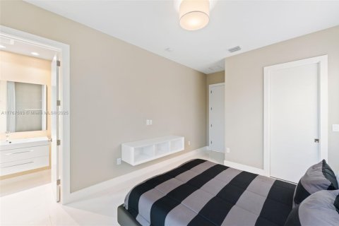 House in Doral, Florida 5 bedrooms, 347.18 sq.m. № 1863243 - photo 22