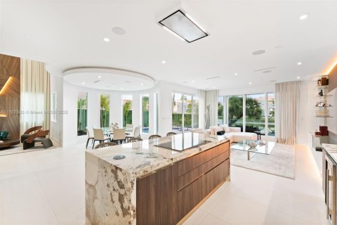 House in Doral, Florida 5 bedrooms, 347.18 sq.m. № 1863243 - photo 10