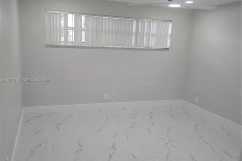 Condominio en venta en Pembroke Pines, Florida, 2 dormitorios, 108.7 m2 № 2047700 - foto 11