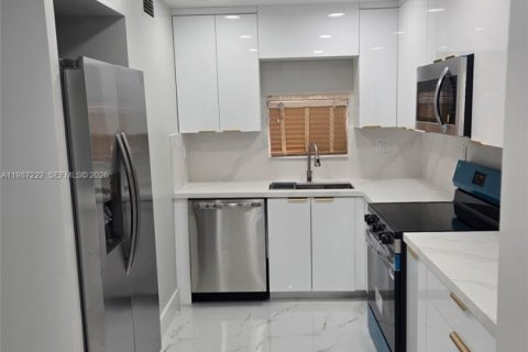 Condominio en venta en Pembroke Pines, Florida, 2 dormitorios, 108.7 m2 № 2047700 - foto 2