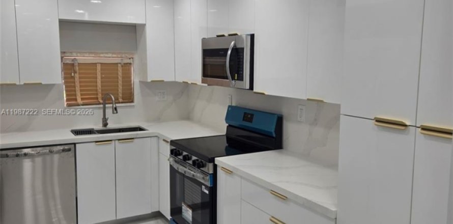 Condominio en Pembroke Pines, Florida, 2 dormitorios  № 2047700