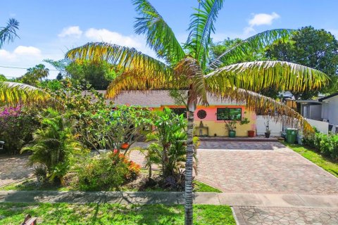 Villa ou maison à Palm Springs, Floride 4 chambres, 163.14 m2 № 2146592