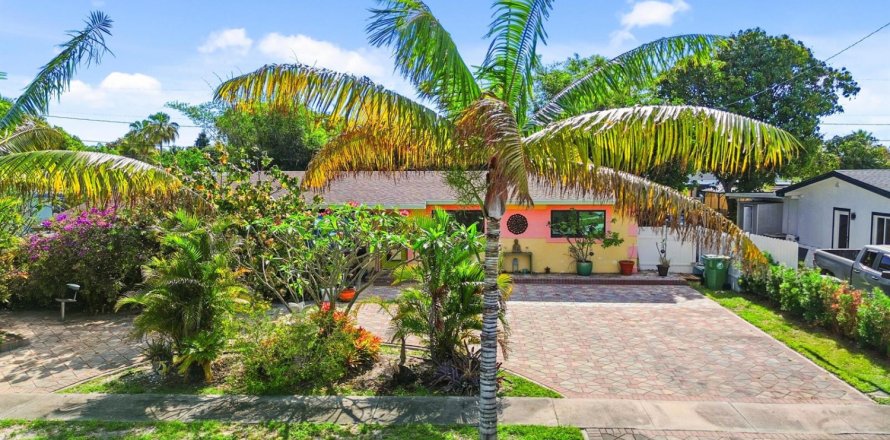 Villa ou maison à Palm Springs, Floride 4 chambres, 163.14 m2 № 2146592