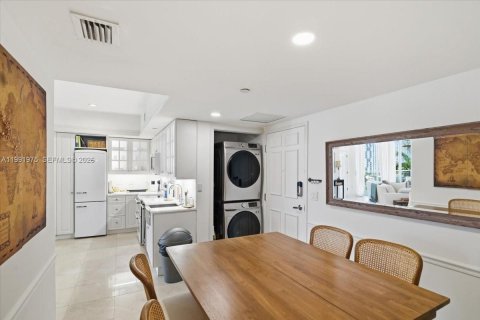 Condo in Miami, Florida, 2 bedrooms  № 2243980 - photo 11