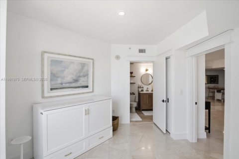 Condo in Miami, Florida, 2 bedrooms  № 2243980 - photo 24
