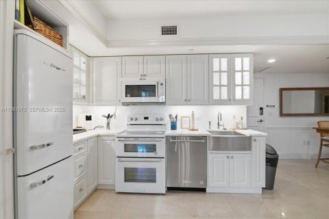 Condo in Miami, Florida, 2 bedrooms  № 2243980 - photo 10