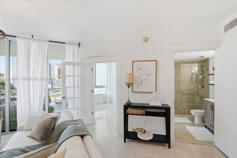 Condo in Miami, Florida, 2 bedrooms  № 2243980 - photo 21