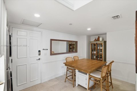 Condo in Miami, Florida, 2 bedrooms  № 2243980 - photo 12