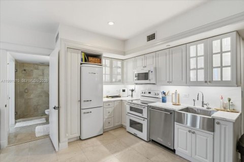Condo in Miami, Florida, 2 bedrooms  № 2243980 - photo 8