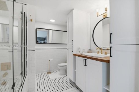 Condo in Miami, Florida, 2 bedrooms  № 2243980 - photo 17