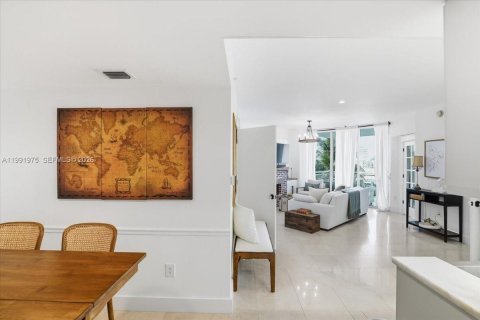 Condo in Miami, Florida, 2 bedrooms  № 2243980 - photo 14