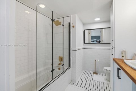 Condo in Miami, Florida, 2 bedrooms  № 2243980 - photo 16