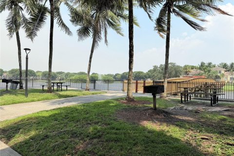 House in Miramar, Florida 2 bedrooms, 100.33 sq.m. № 1890939 - photo 17