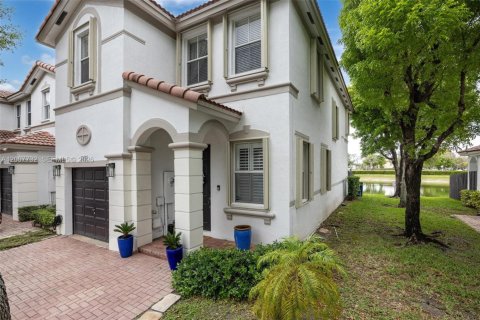 Adosado en venta en Doral, Florida, 4 dormitorios, 175.96 m2 № 2071725 - foto 2