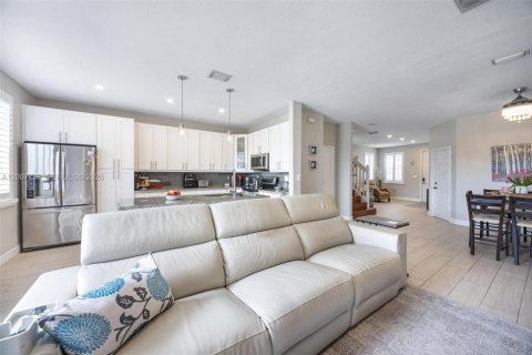 Adosado en venta en Doral, Florida, 4 dormitorios, 175.96 m2 № 2071725 - foto 11