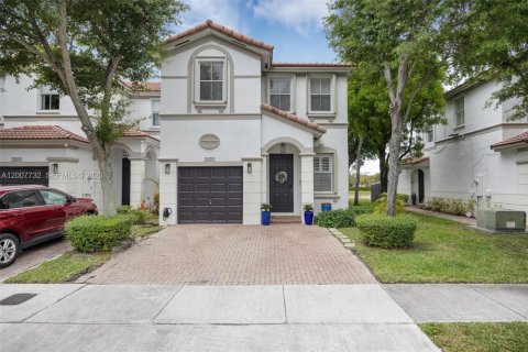 Adosado en Doral, Florida 4 dormitorios, 175.96 m2 № 2071725