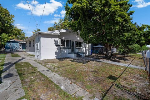 Immobilier commercial à vendre à Miami, Floride: 179.12 m2 № 2059863 - photo 2