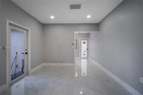 Immobilier commercial à vendre à Miami, Floride: 179.12 m2 № 2059863 - photo 12