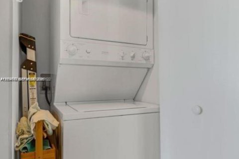 Condo in North Bay Village, Florida, 1 bedroom  № 2076449 - photo 9