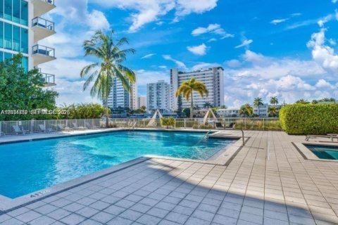 Condo in North Bay Village, Florida, 1 bedroom  № 2076449 - photo 14