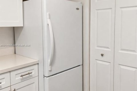 Condo in Coconut Creek, Florida, 2 bedrooms  № 2413282 - photo 8