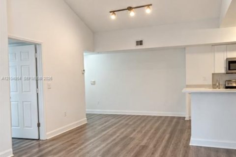 Condo in Coconut Creek, Florida, 2 bedrooms  № 2413282 - photo 6