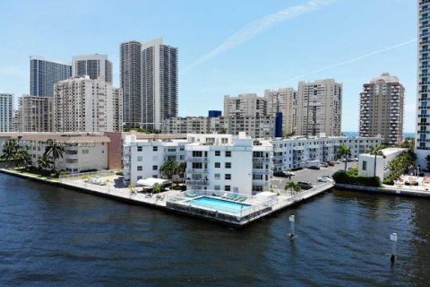 Condominio en Hallandale Beach, Florida, 2 dormitorios № 2036633