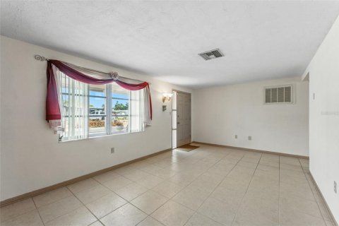 House in Holiday, Florida 2 bedrooms, 86.96 sq.m. № 1916048 - photo 8