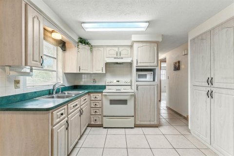House in Holiday, Florida 2 bedrooms, 86.96 sq.m. № 1916048 - photo 11