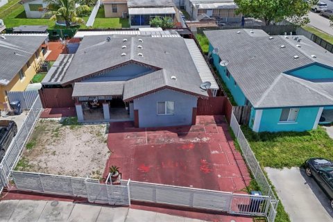 Villa ou maison à louer à Miami, Floride: 3 chambres, 117.06 m2 № 1947207 - photo 1