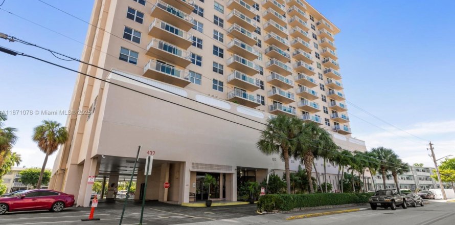 Condo in Hallandale Beach, Florida, 1 bedroom № 1895791