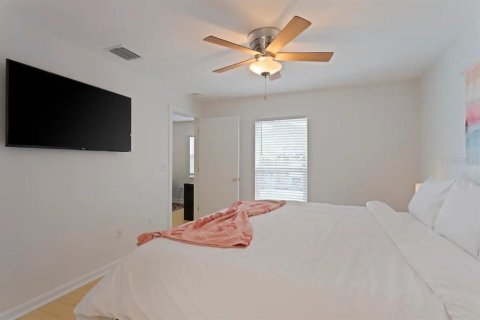 House in Gulfport, Florida 5 bedrooms, 298.59 sq.m. № 1628487 - photo 13