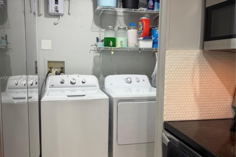Terreno en venta en Miami, Florida № 2085465 - foto 13