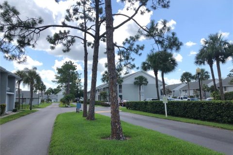 Condo in Orlando, Florida, 2 bedrooms  № 1912511 - photo 1