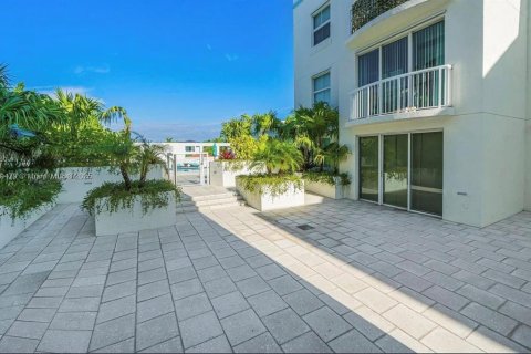 Condo in Surfside, Florida, 2 bedrooms  № 1953339 - photo 18