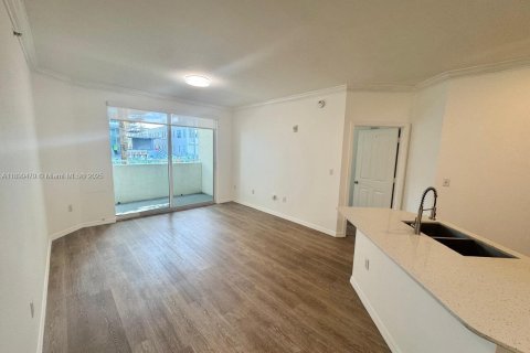 Condo in Surfside, Florida, 2 bedrooms  № 1953339 - photo 1