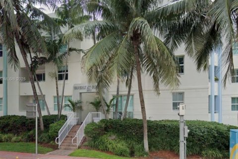 Condo in Surfside, Florida, 2 bedrooms  № 1953339 - photo 22