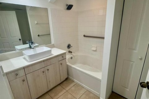 Condo in Surfside, Florida, 2 bedrooms  № 1953339 - photo 5