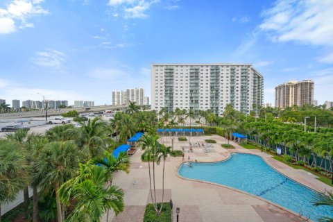 Condo in Sunny Isles Beach, Florida, 2 bedrooms  № 2078895 - photo 17