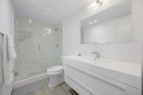 Condo in Sunny Isles Beach, Florida, 2 bedrooms  № 2078895 - photo 16