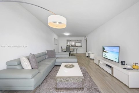 Condo in Sunny Isles Beach, Florida, 2 bedrooms  № 2078895 - photo 3