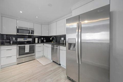 Condo in Sunny Isles Beach, Florida, 2 bedrooms  № 2078895 - photo 9