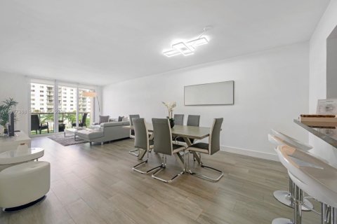 Condo in Sunny Isles Beach, Florida, 2 bedrooms  № 2078895 - photo 7